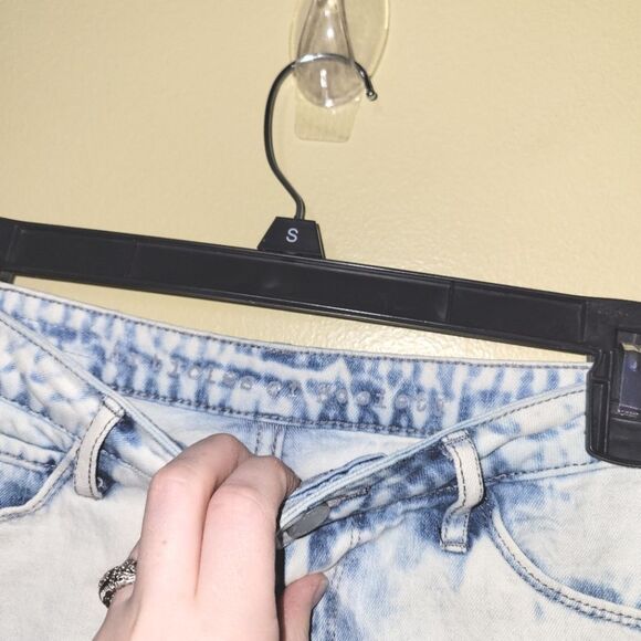 Articles of Society Light Acid Wash Midrise Jean Shorts 26 - Picture 6 of 11